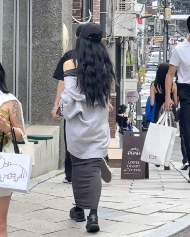 网友在仁川机场询问王勉是否恋爱 王勉回应