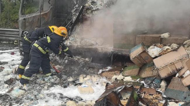 高速上10吨金针菇被烤熟 火焰中的紧急救援