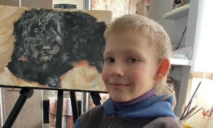 10岁男孩曾卖画救助上百只流浪动物，一年过去了，他现在怎样？