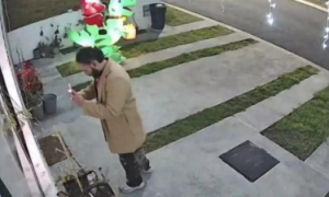 网友发现一男子在自家门前不停拍照，以为是小偷报警，结果误会了