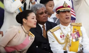 2014年泰国王妃脱光衣服趴在地上给狗喂食，遭曝光后被迫出家