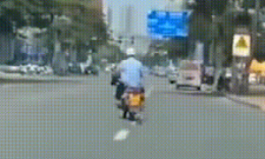 穿疑似警服的男子骑摩托车拖行小狗，到底是假无知还是真虐待？