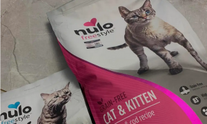 nulo猫粮怎么有两种颜色的包装袋