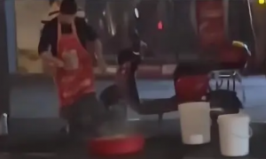 武汉一商店店员被曝当街用开水烫杀狗：有群众往店门口送花圈