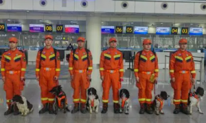 搜救犬队9人6犬驰援青海震区 “超能力消防员”为救援争取宝贵时间