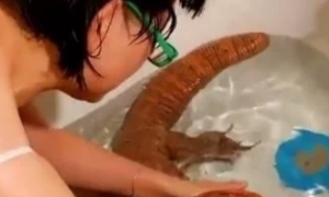 女子帮宠物洗澡 看上去就是一块肉，仔细一看吓坏了