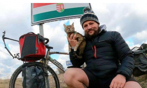 被冒险家救起后，猫咪乘着自行车穿越了18个国家