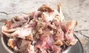 阿嬷原本只给骨骼黑狗吃，如今碗里的肉满到即将外溢来！
