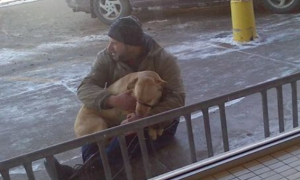 零下25度被绑在外 暖男用身体温暖狗狗