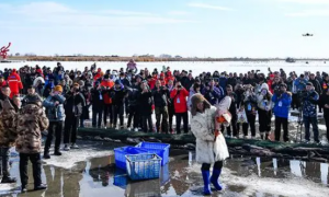 内蒙古土默特左旗：冷水鱼热经济 哈素海冬捕开网